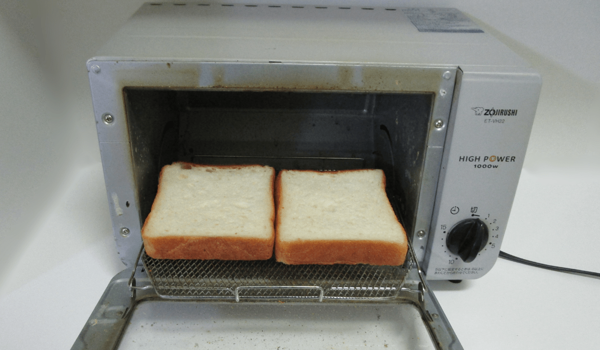 パンをトースターで温める様子