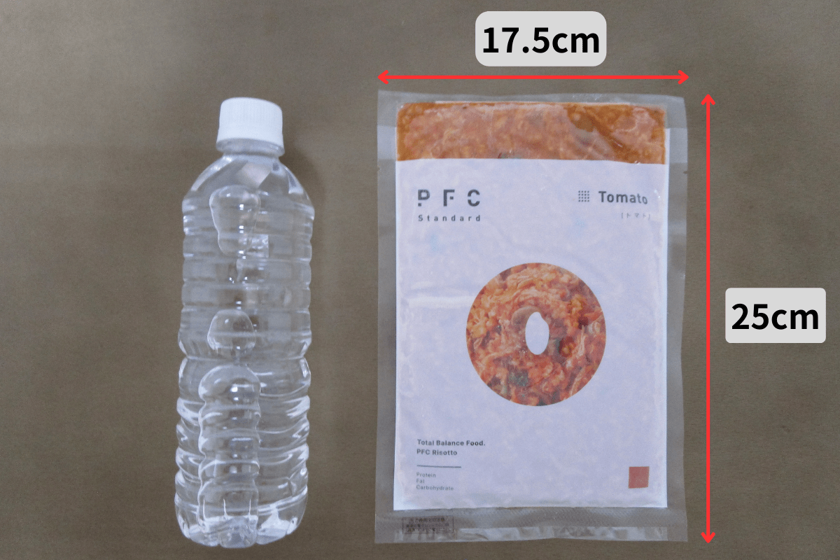 PFC Standardの大きさを500ミリペットボトルと比較した様子