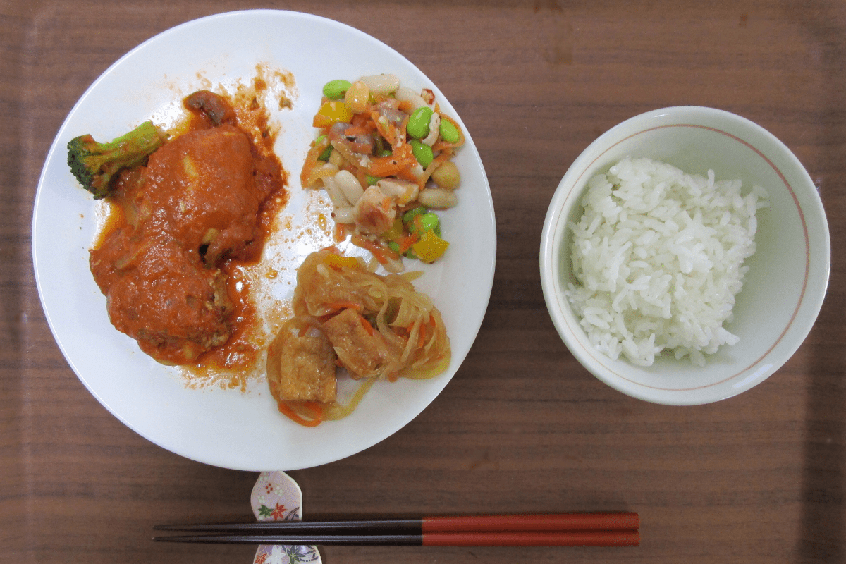 つくりおきjpのメニュー
（左）チキンのトマトクリームソース
（右上）もち麦と5種豆の彩りサラダ
（右下）厚揚げの南蛮漬け